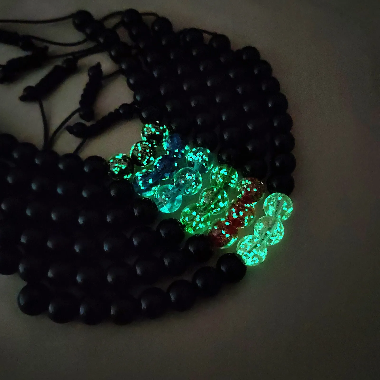 Adjustable luminous bracelet with coloured glass geometry beads in six colour options