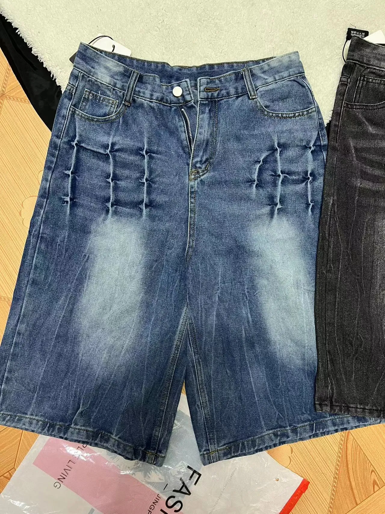 Men's loose fit washed denim shorts in straight-leg retro style