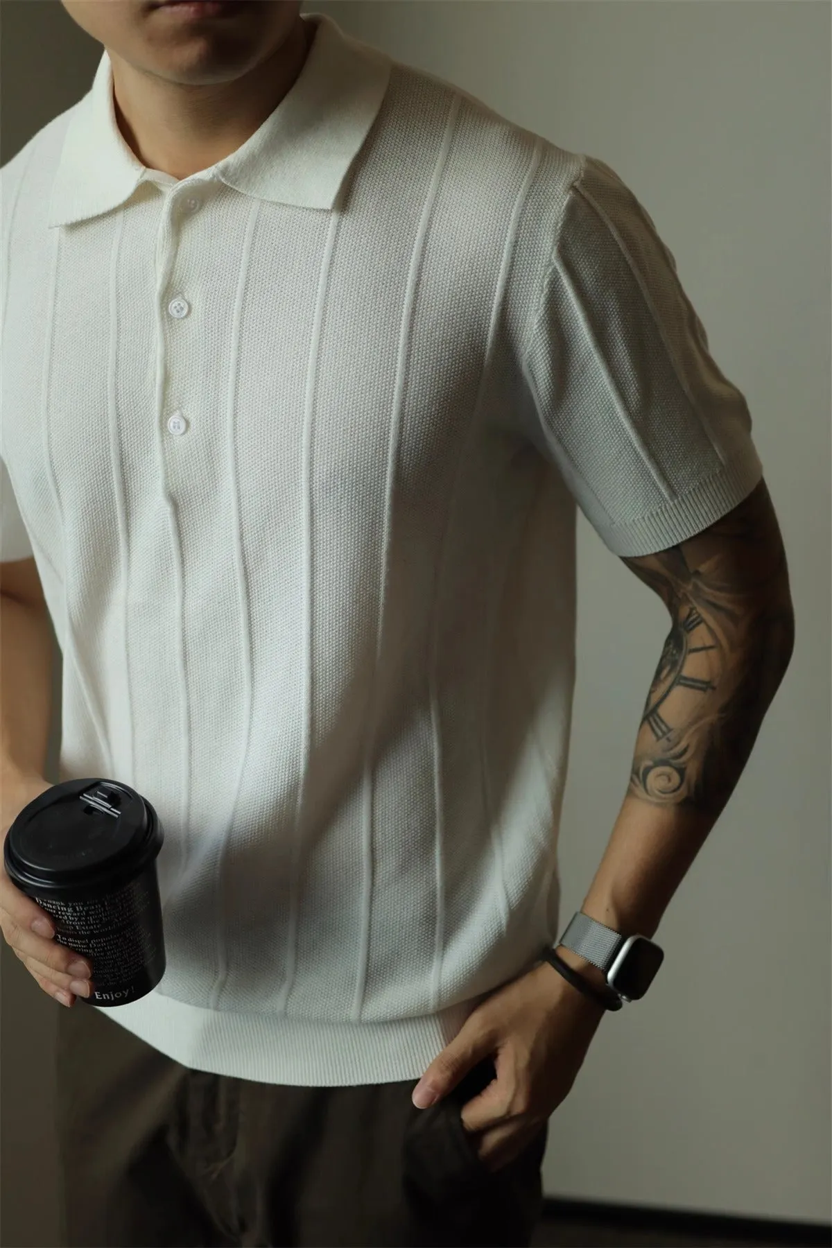 Men's solid colour loose-fit basic T-shirt in black and white options.