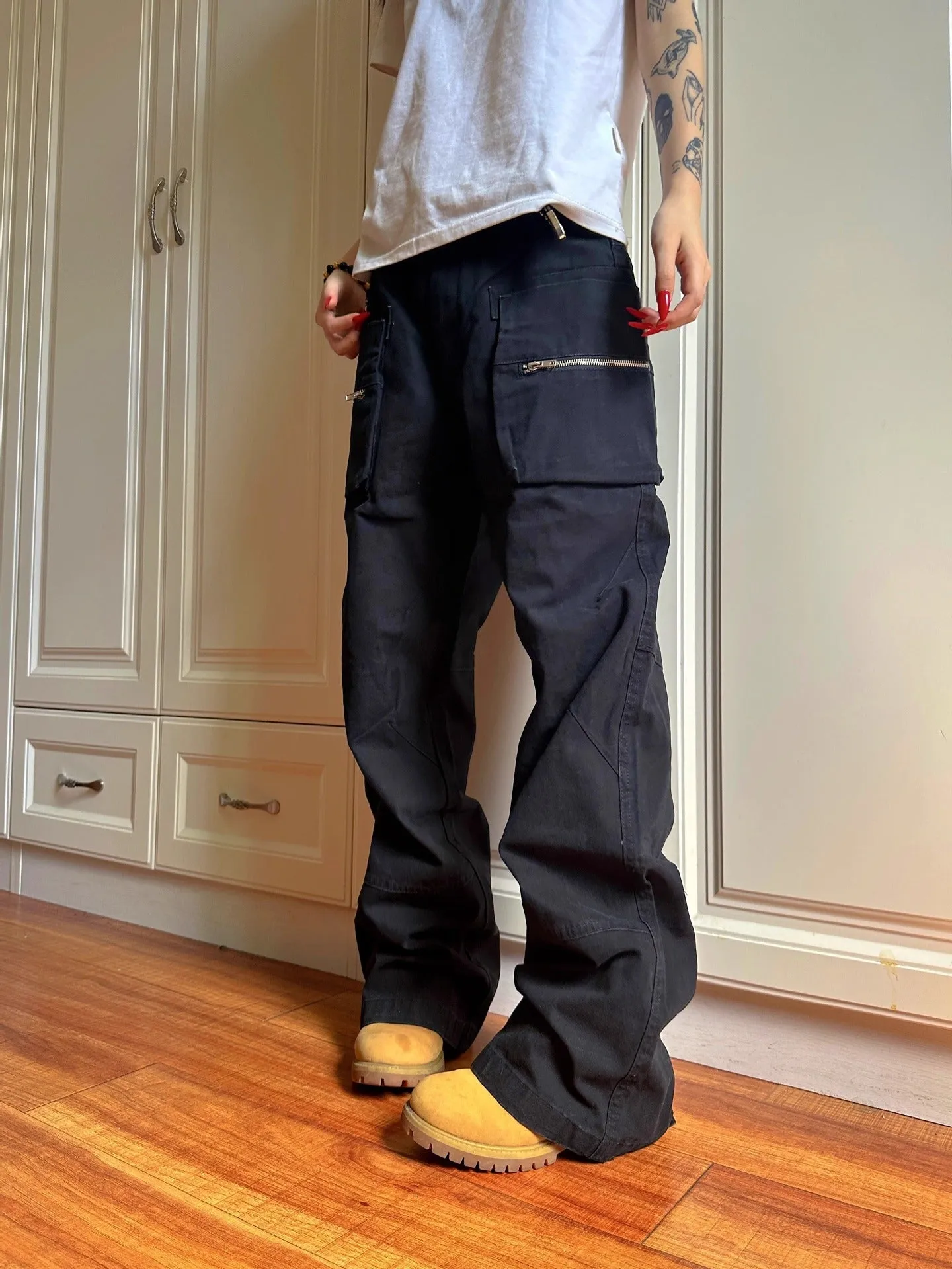 Double zipper workwear casual pants in cotton fabric with pocket design available in black and green
