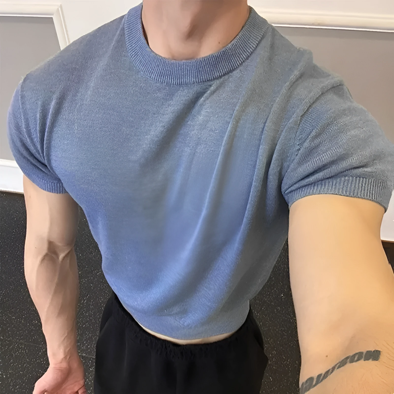 Men's slim fit knitted T-shirt with muscle-showing design and thread cuff-closing short sleeves in solid colour