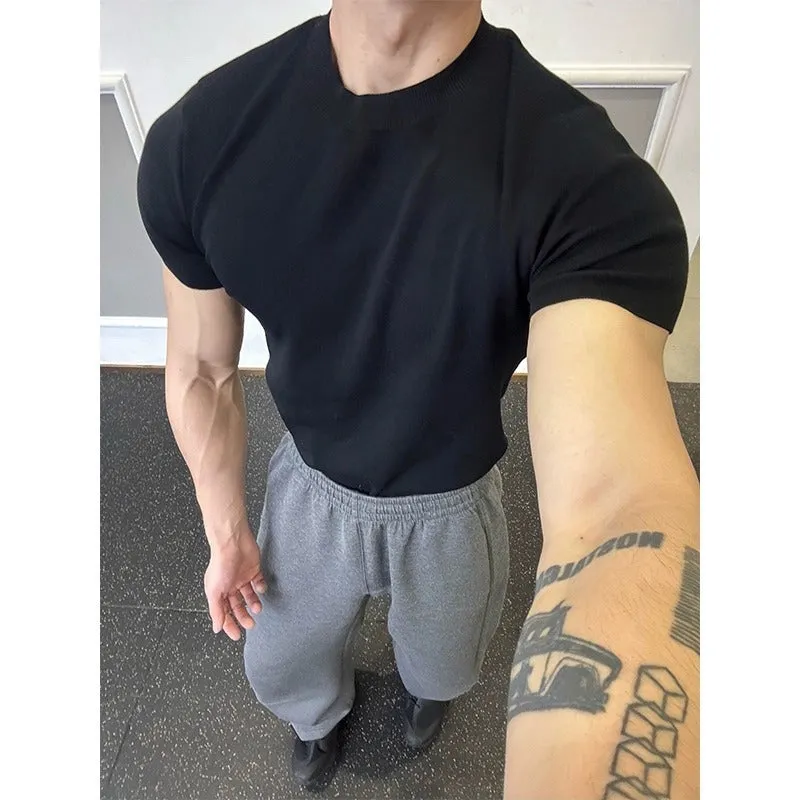 Men's slim fit knitted T-shirt with muscle-showing design and thread cuff-closing short sleeves in solid colour
