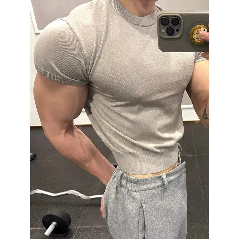 Men's slim fit knitted T-shirt with muscle-showing design and thread cuff-closing short sleeves in solid colour