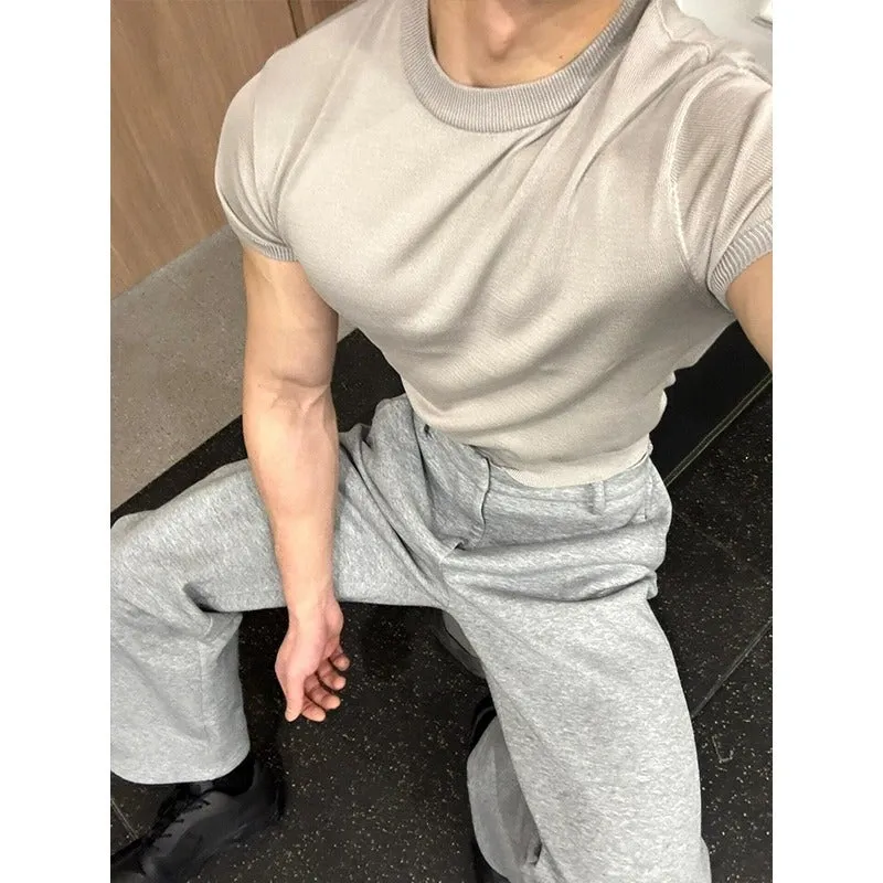 Men's slim fit knitted T-shirt with muscle-showing design and thread cuff-closing short sleeves in solid colour