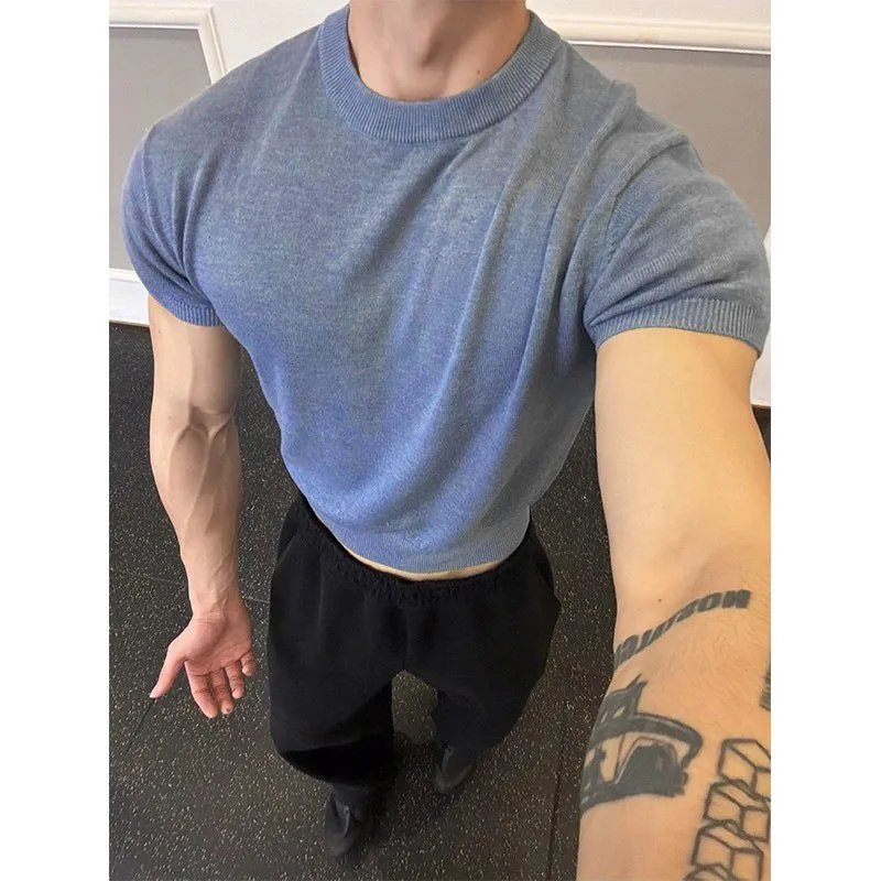 Men's slim fit knitted T-shirt with muscle-showing design and thread cuff-closing short sleeves in solid colour