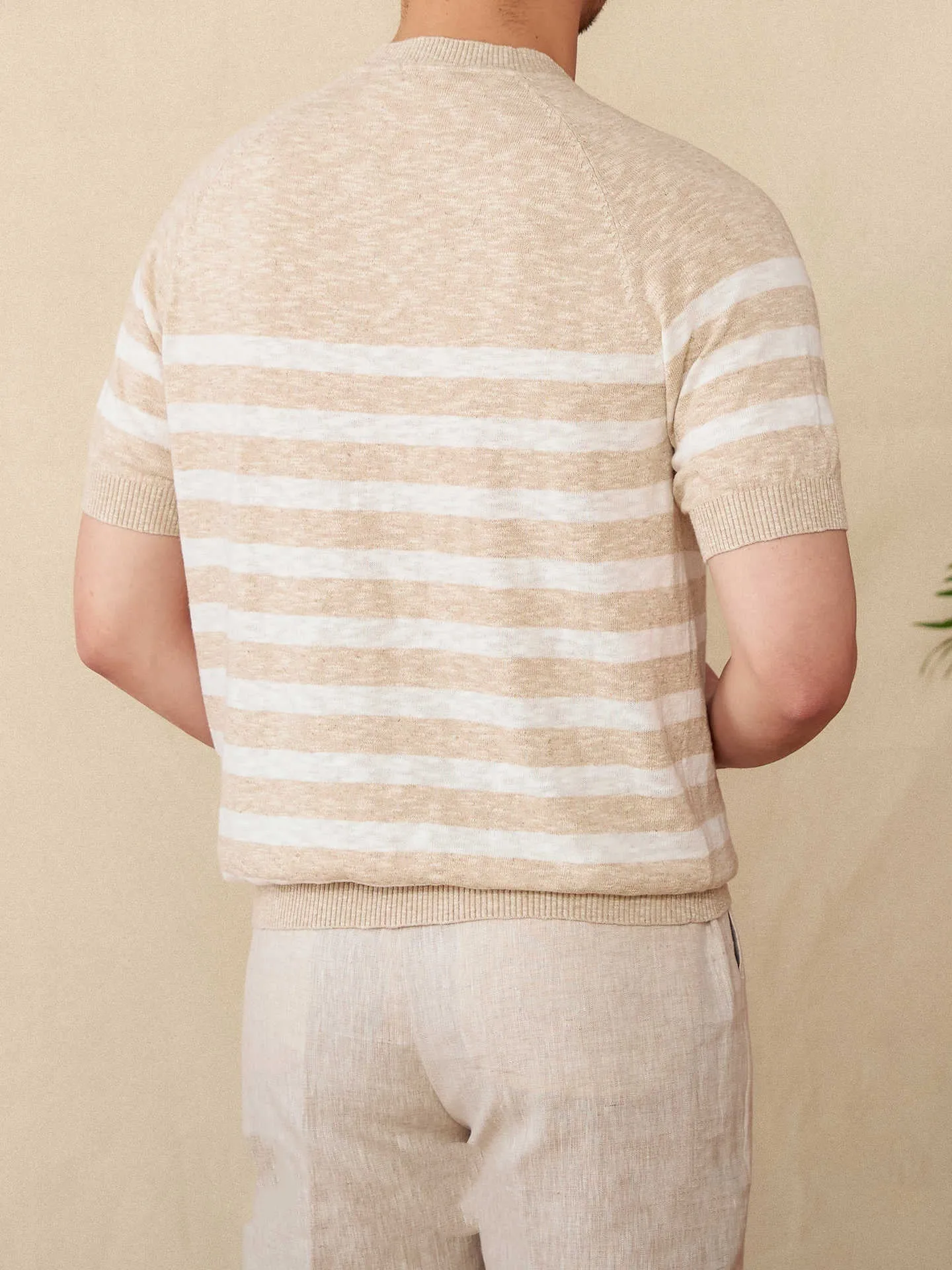 Men's striped linen cotton blend short sleeve t-shirt in round neck design
