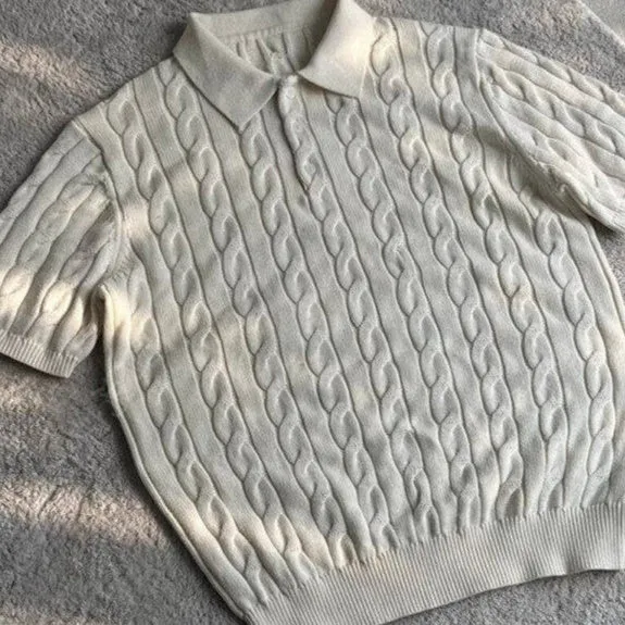 Man wearing a gray knitted short sleeve crew neck t-shirt, casual summer outfit.