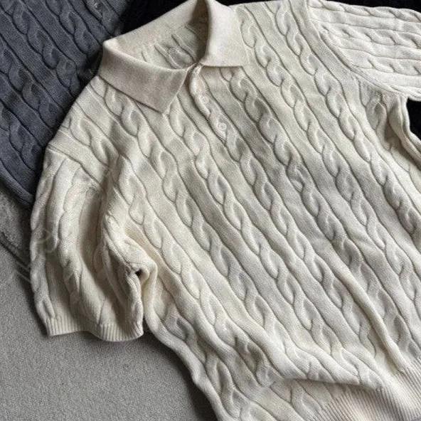 Man wearing a gray knitted short sleeve crew neck t-shirt, casual summer outfit.