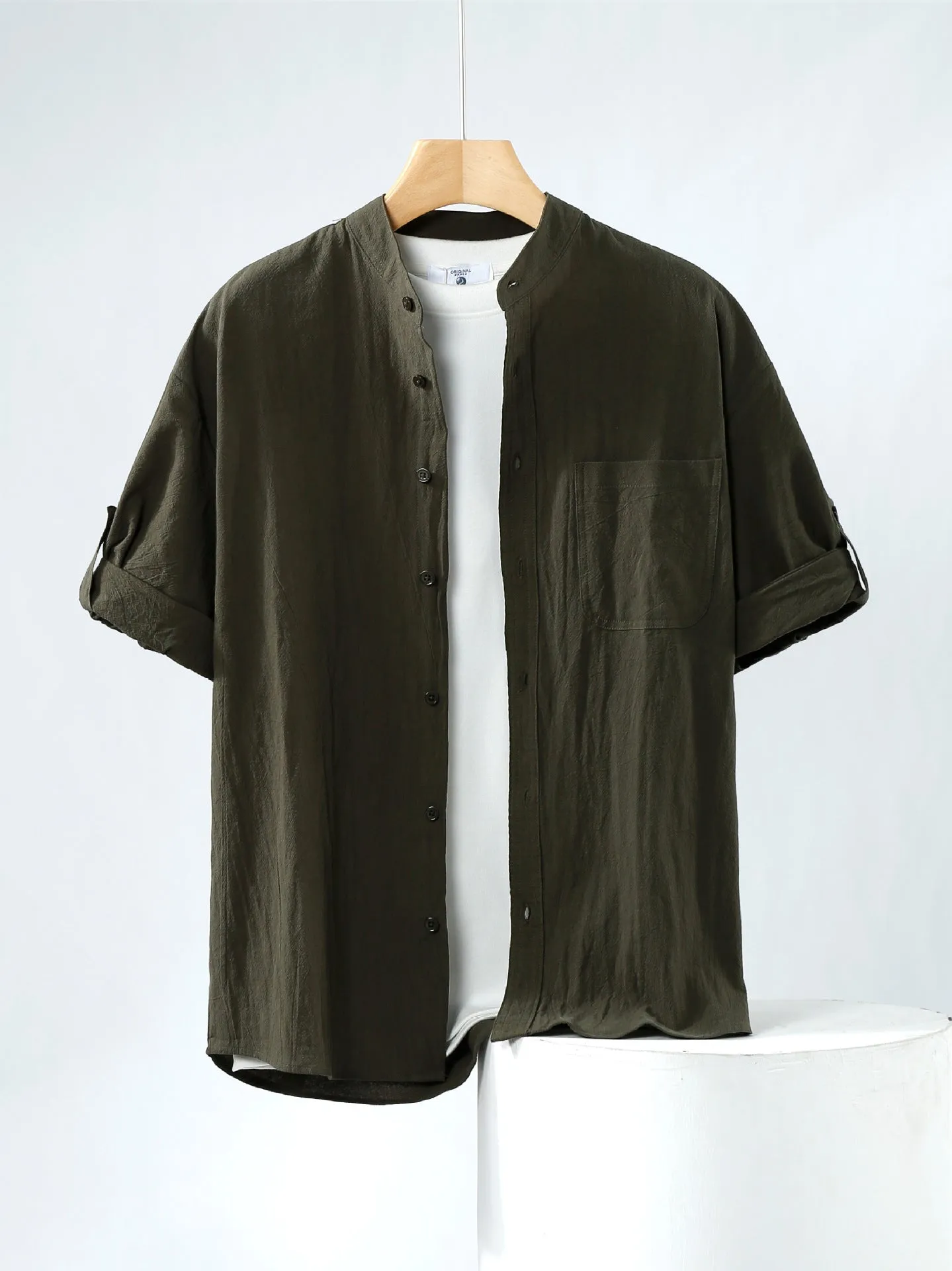 Men's loose fit short-sleeved linen blend shirt in a solid colour with a stand collar