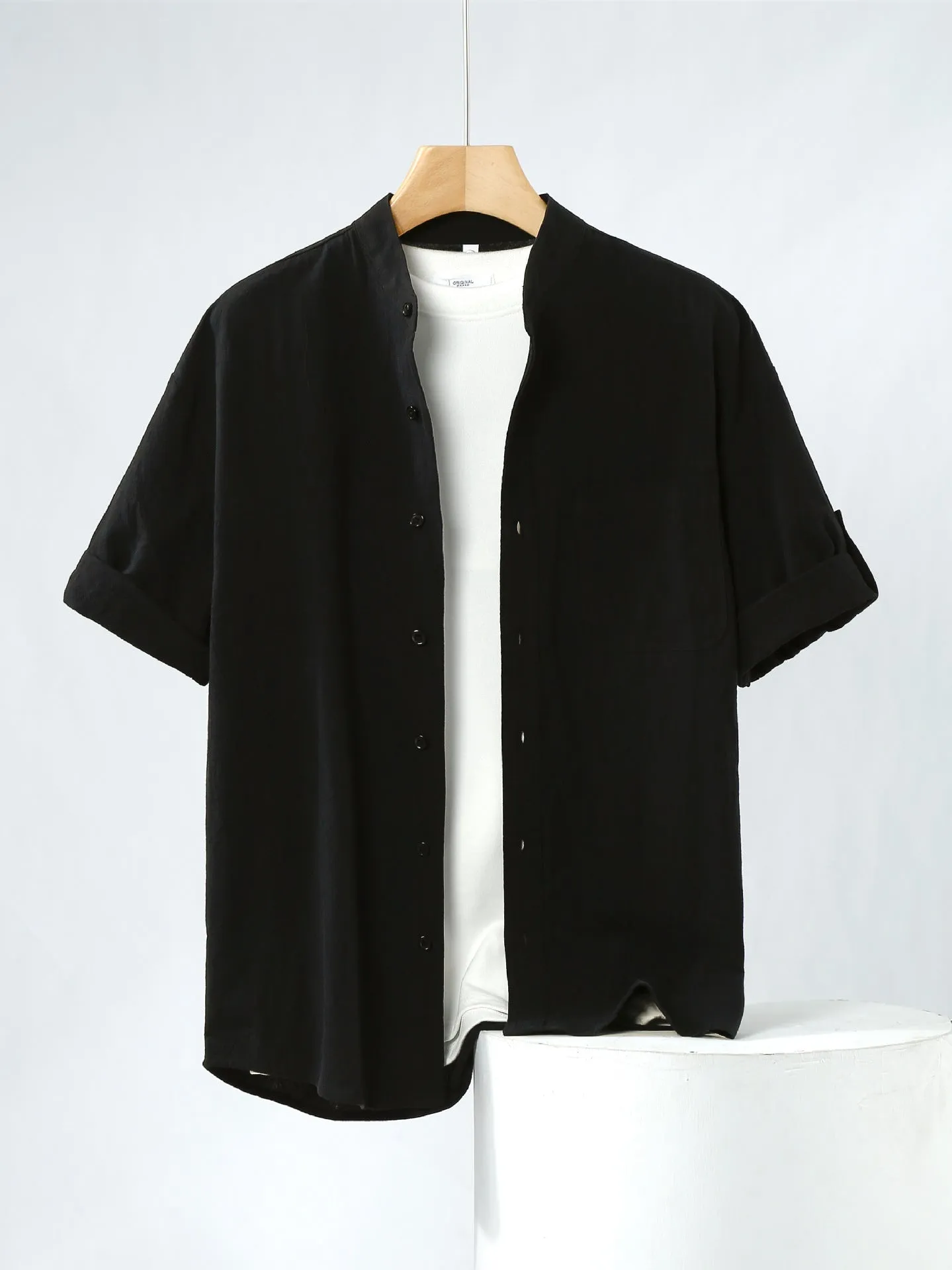 Men's loose fit short-sleeved linen blend shirt in a solid colour with a stand collar