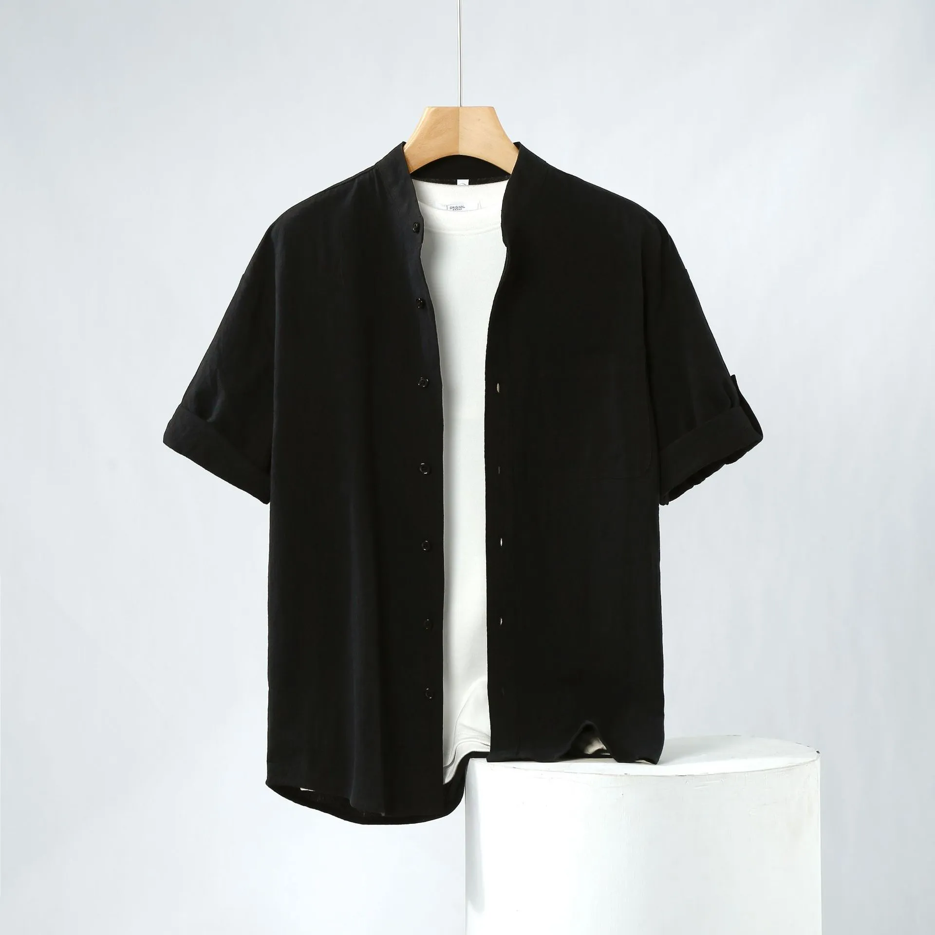 Men's loose fit short-sleeved linen blend shirt in a solid colour with a stand collar