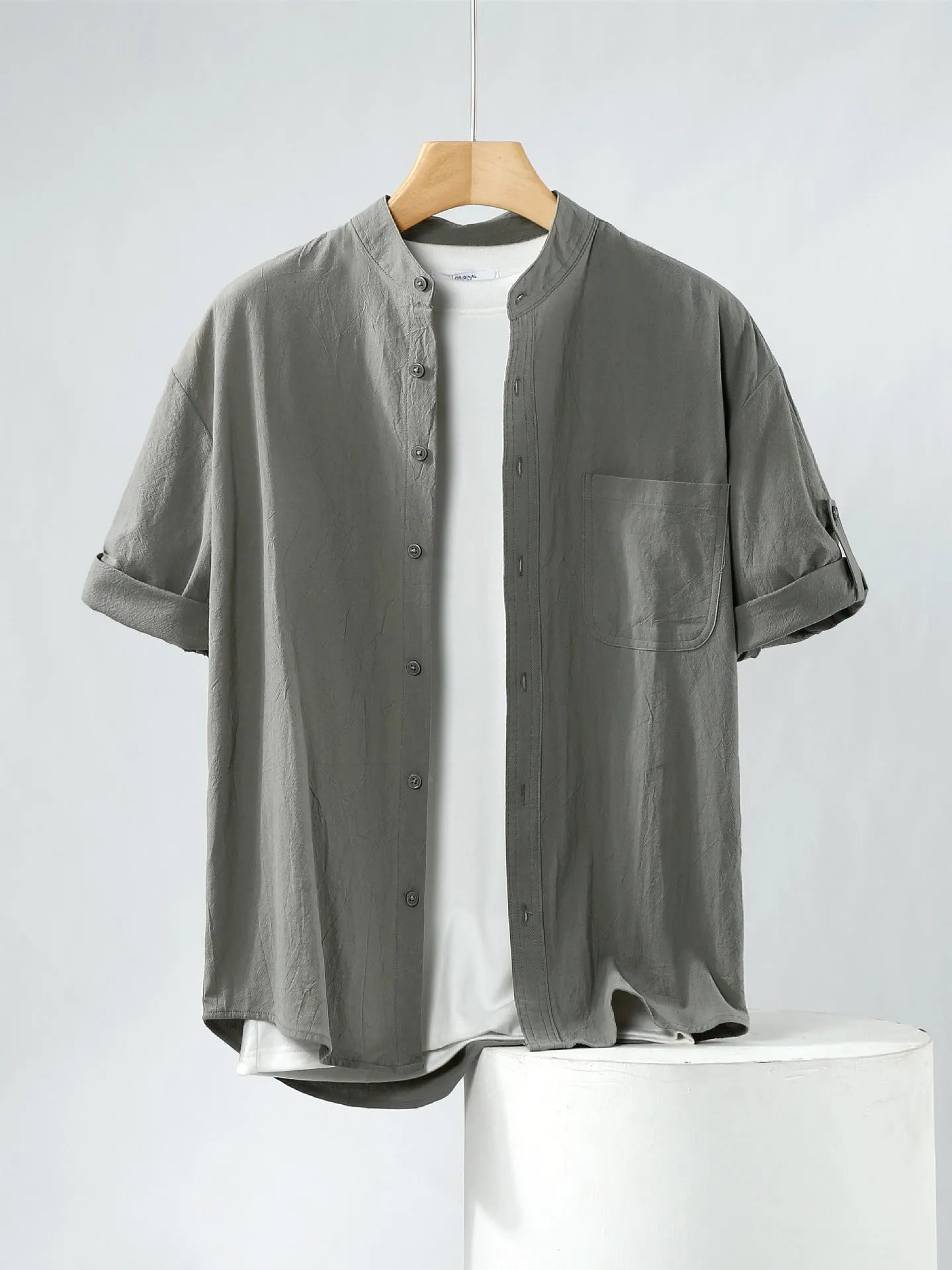 Men's loose fit short-sleeved linen blend shirt in a solid colour with a stand collar
