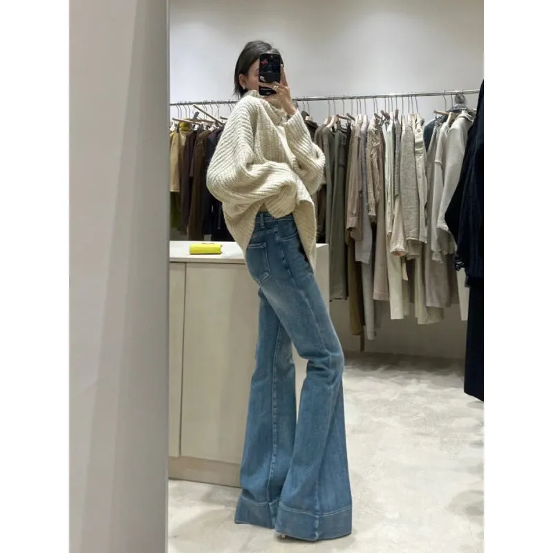 Loose fit high waist flared jeans in blue denim with urban style design