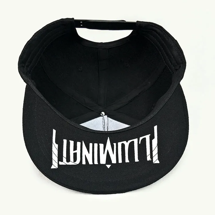 Adjustable cotton twill baseball cap in black with big flat eaves and monochrome letter detail