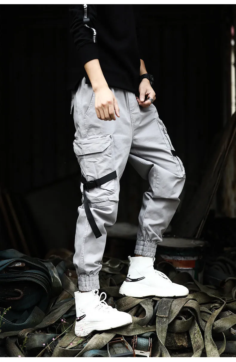Men's cotton cargo pants in grey with multiple pockets, regular fit, side view