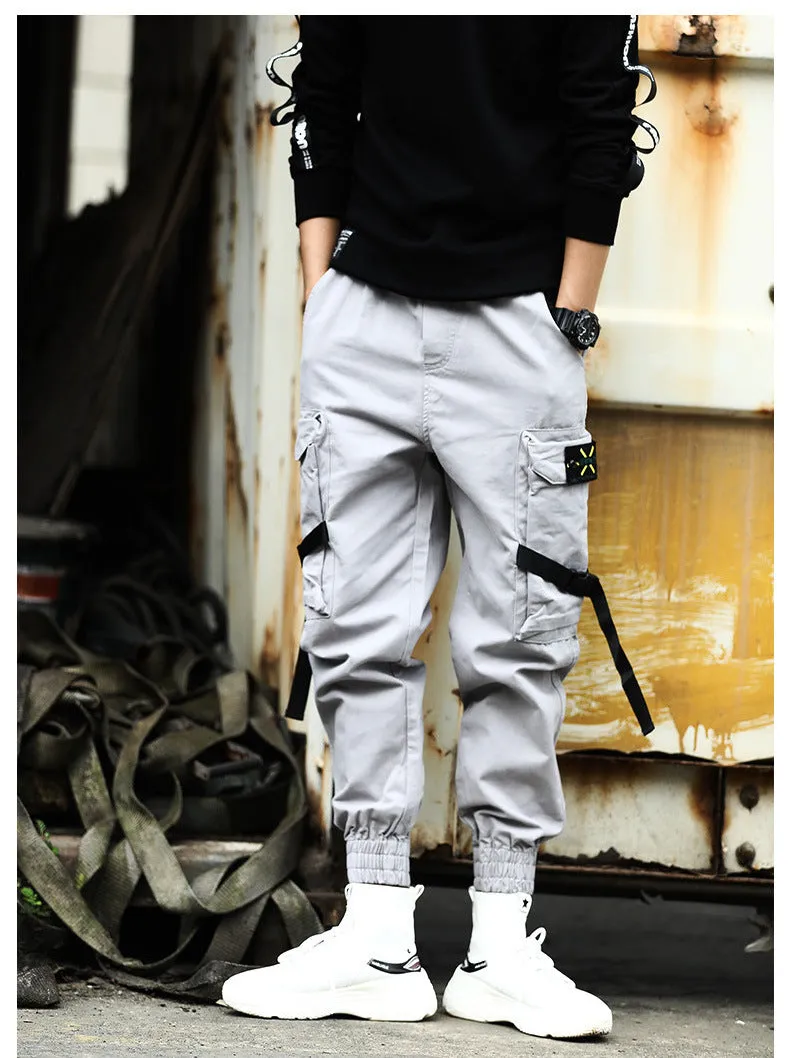 Men's cotton cargo pants in grey with multiple pockets, regular fit, side view