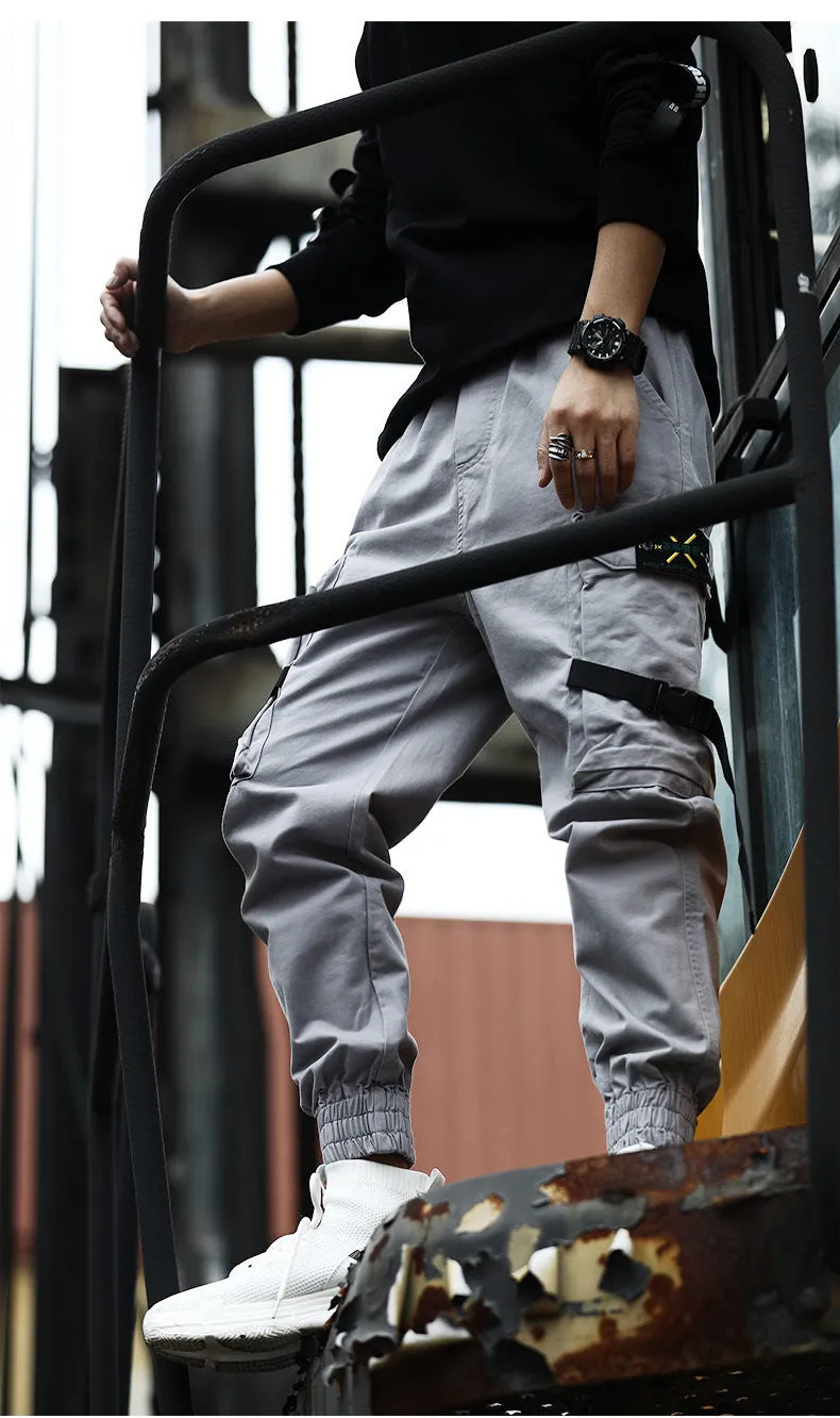 Men's cotton cargo pants in grey with multiple pockets, regular fit, side view