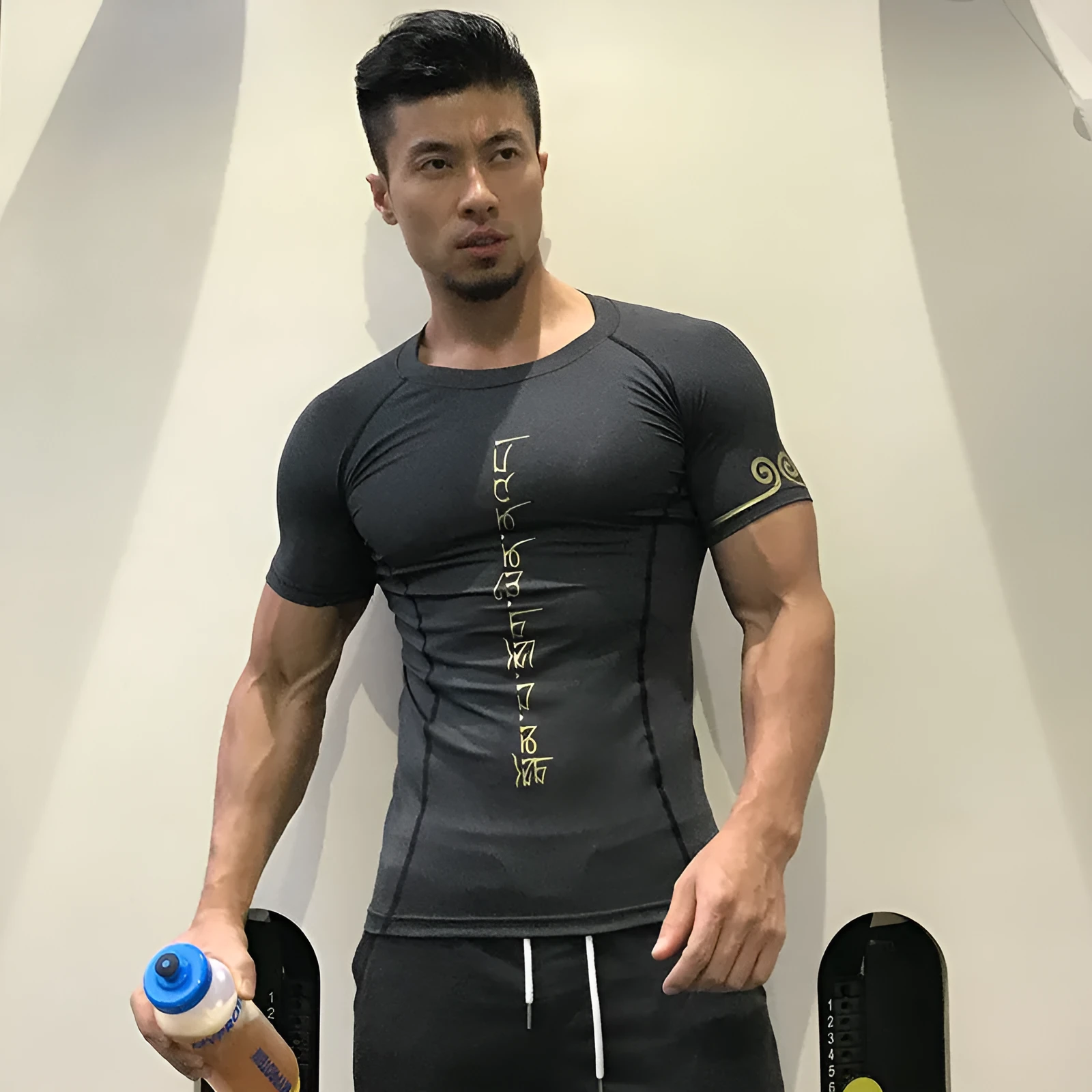 Men's polyester tight-fitting printed running top with short sleeves, available in white and grey colour options
