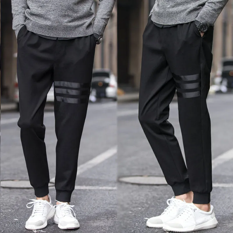 Men's casual slim sweatpants in black with elastic waistband and drawstring, side pockets, tapered leg, polyester fibre fabric