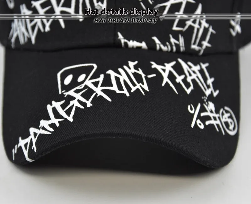 Cotton baseball cap with adjustable fit and curved brim, black colour