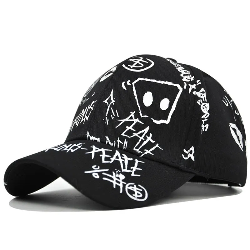 Cotton baseball cap with adjustable fit and curved brim, black colour