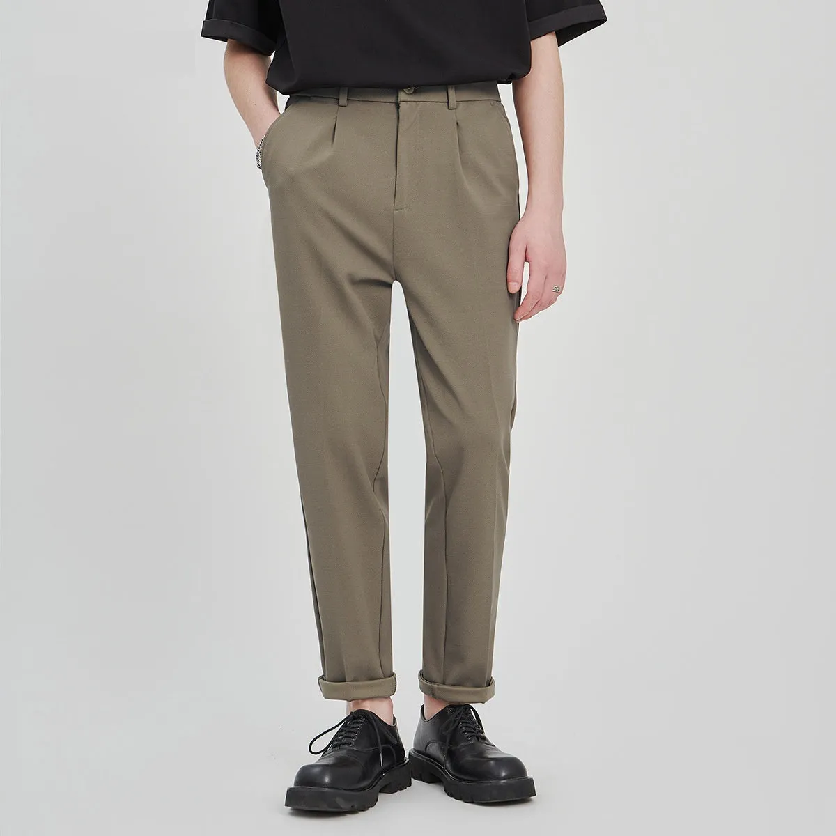 Men's slim-fit ankle length trousers in solid colour with zipper fly, anti-wrinkle polyester twill fabric