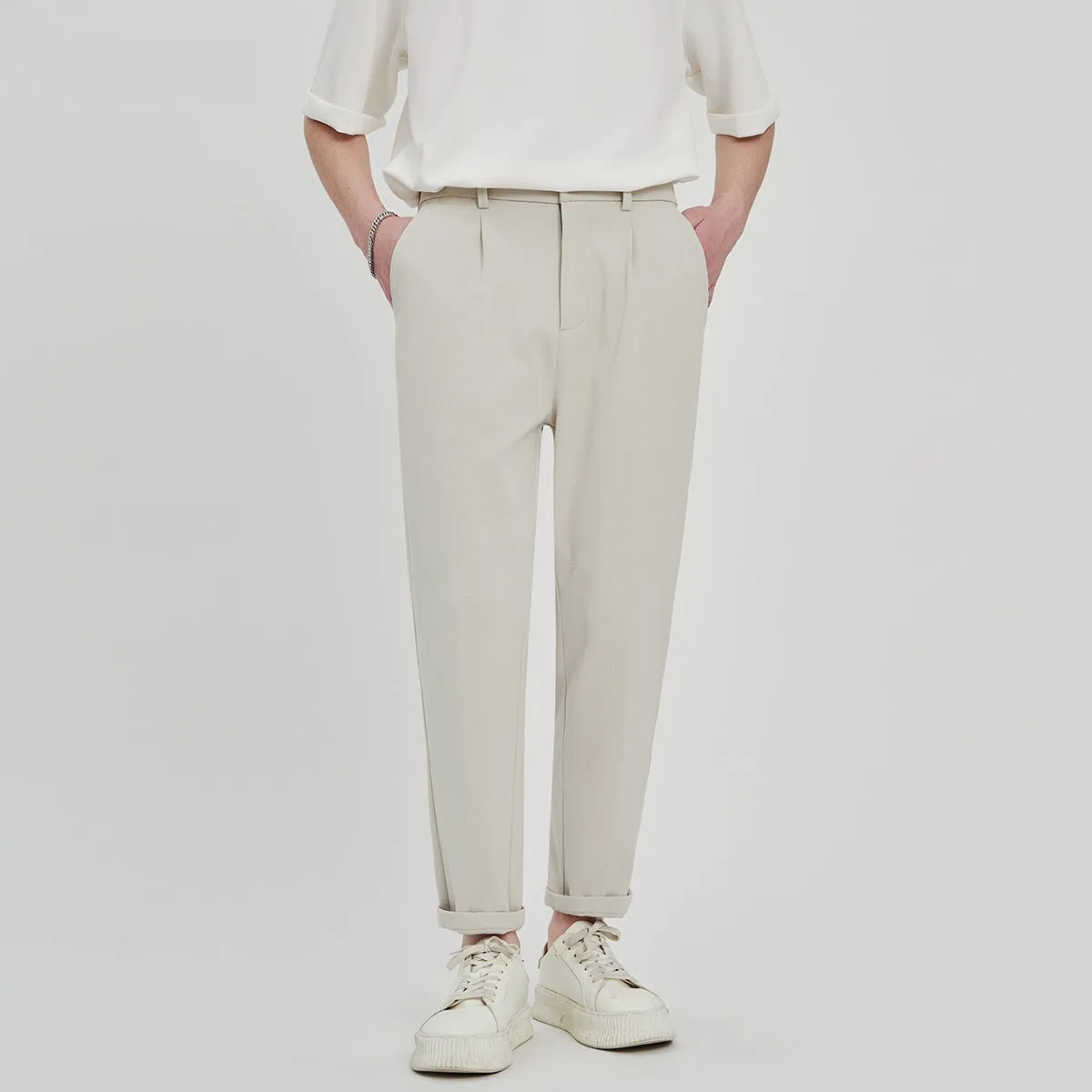 Men's slim-fit ankle length trousers in solid colour with zipper fly, anti-wrinkle polyester twill fabric