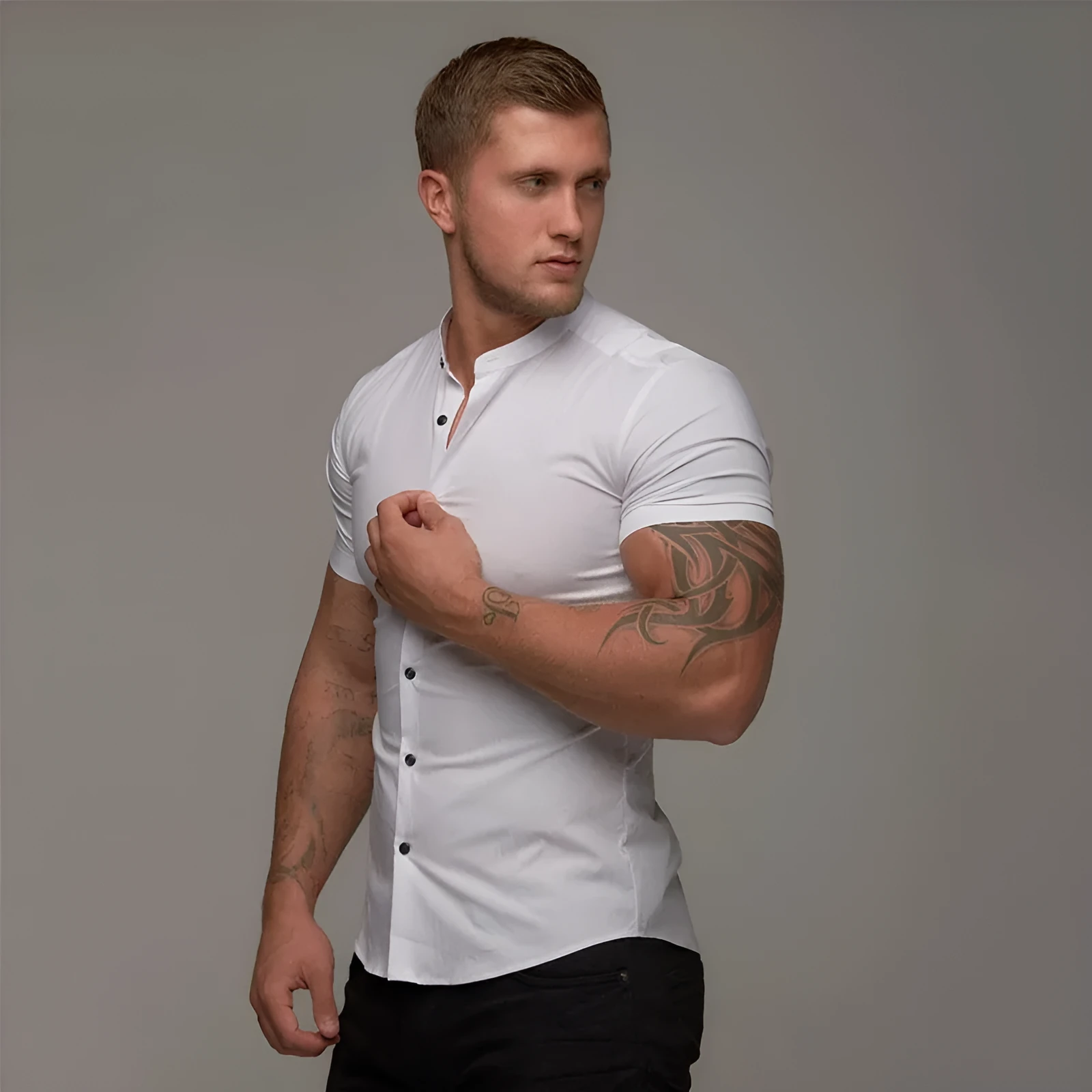 Men's short sleeve summer sports shirt in solid colour, slim fit polyester top