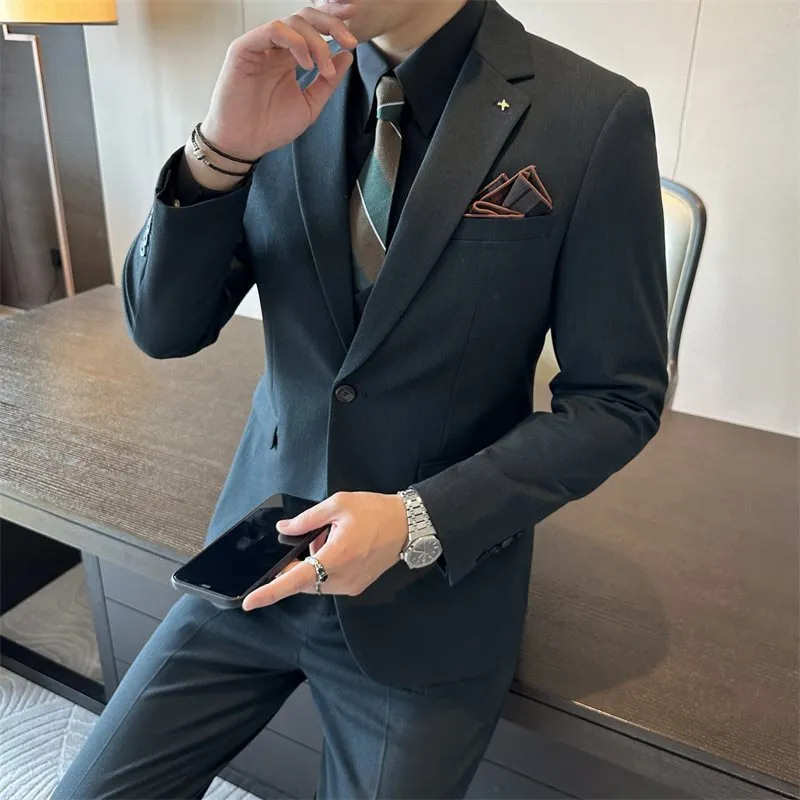 Men's slim fit business suit in dark green, made from a chemical fibre blend fabric.