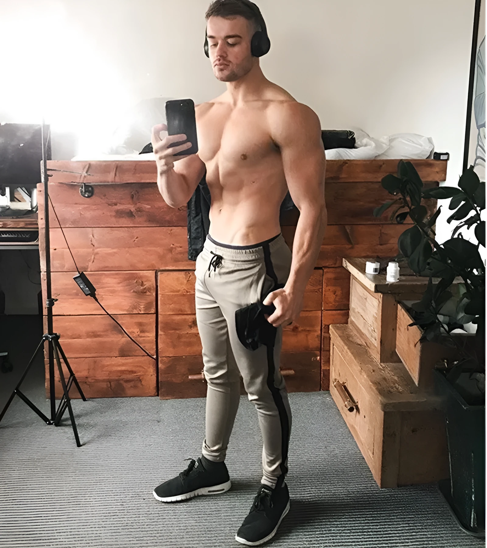 Sports cropped pants in polyester fibre, available in Khaki colour, showing cropped leg length and elastic waistband