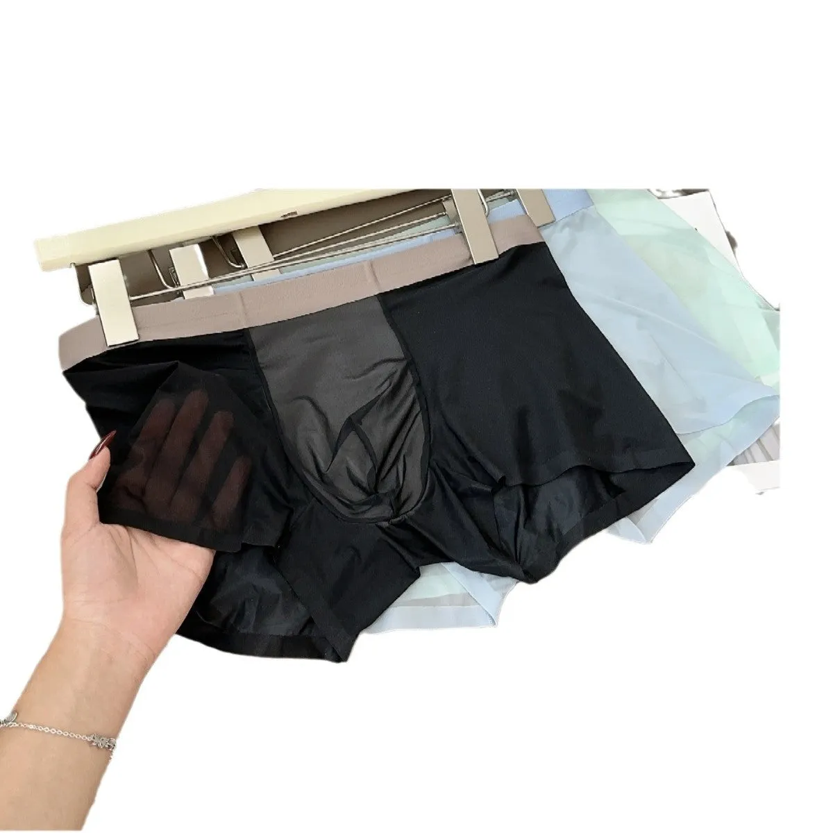 Seamless men's boxer shorts with honeycomb crotch detail in ice silk nylon fabric