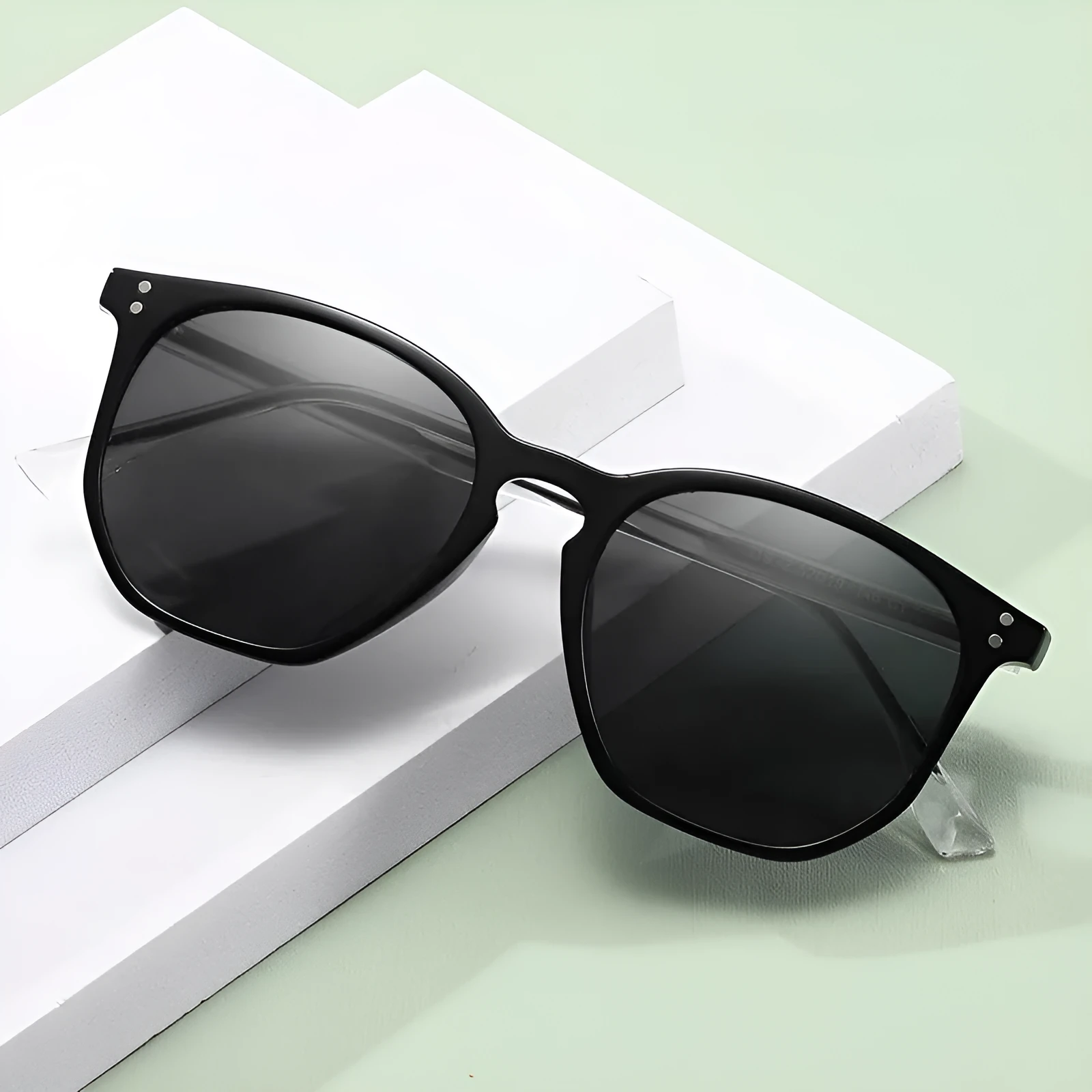 Fashion polarised sunglasses with TAC lens in black and gray colour option