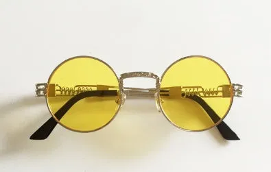 Classic square frame sunglasses for women and men in black with UV protection and plastic frame