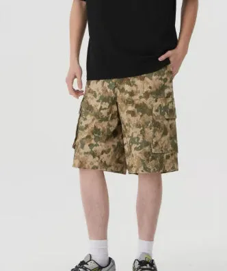 Man wearing loose, cropped camouflage shorts in a khaki colourway, showcasing the summer workwear style.