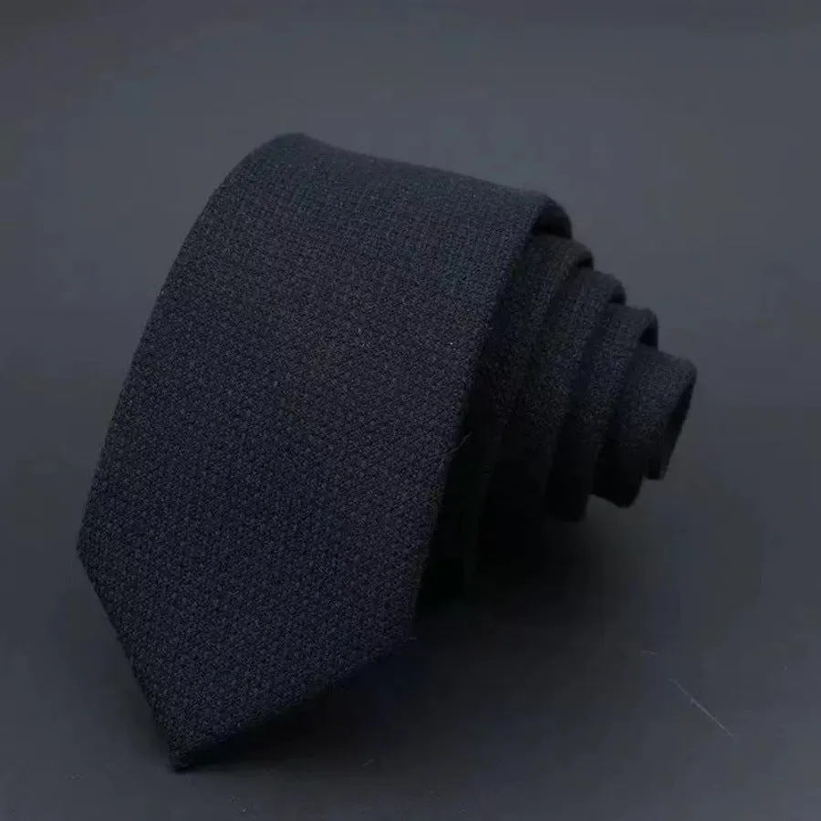 Thickened sanded fabric hand hit arrow-shaped bow tie for men in polyester yarn, black background with white line clapping device pattern