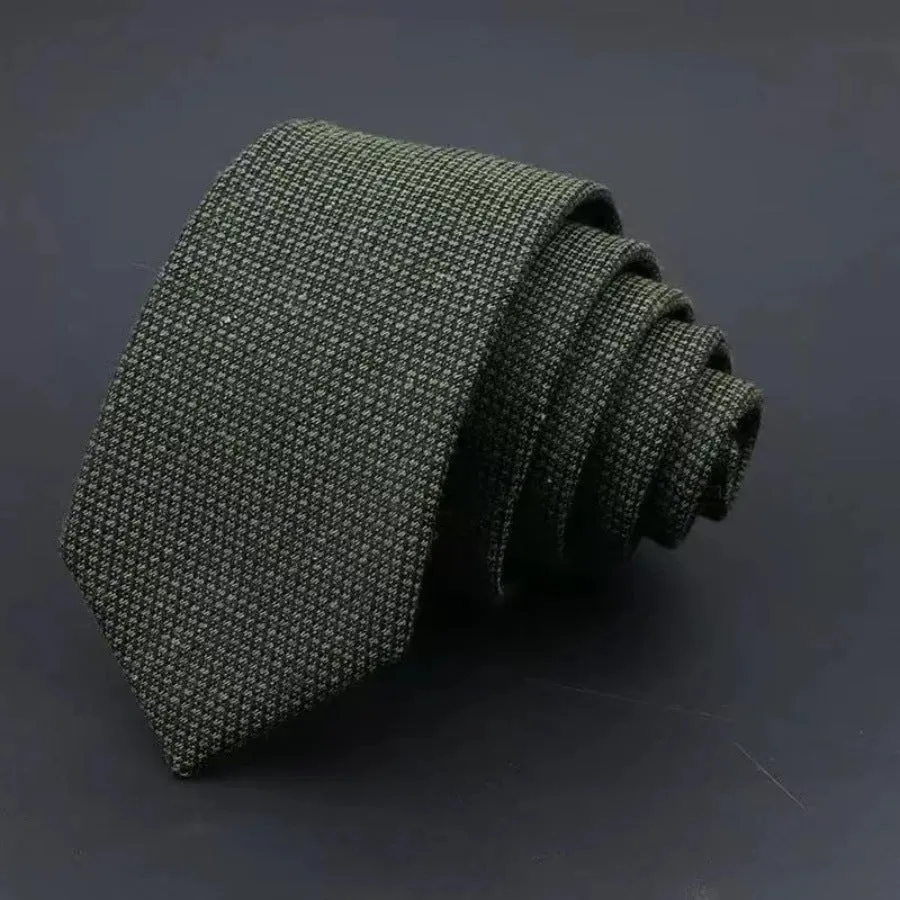 Thickened sanded fabric hand hit arrow-shaped bow tie for men in polyester yarn, black background with white line clapping device pattern