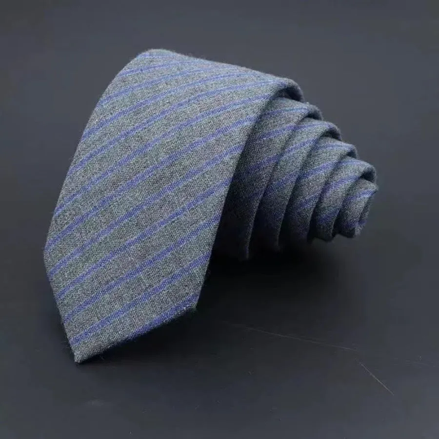 Thickened sanded fabric hand hit arrow-shaped bow tie for men in polyester yarn, black background with white line clapping device pattern