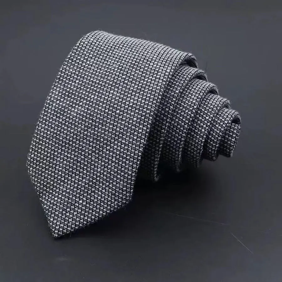 Thickened sanded fabric hand hit arrow-shaped bow tie for men in polyester yarn, black background with white line clapping device pattern