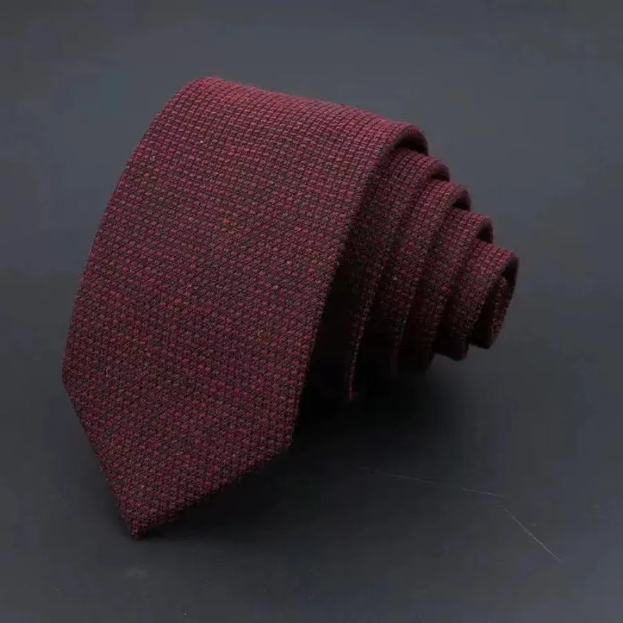 Thickened sanded fabric hand hit arrow-shaped bow tie for men in polyester yarn, black background with white line clapping device pattern