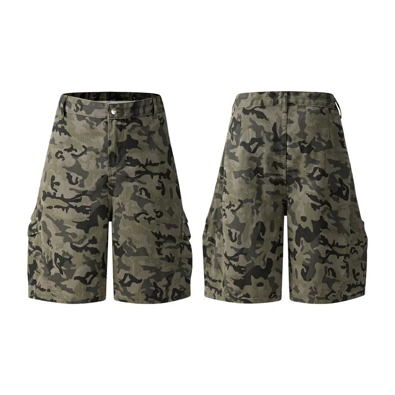 Retro loose-fit washed cotton shorts in camouflage with a zipper pocket.