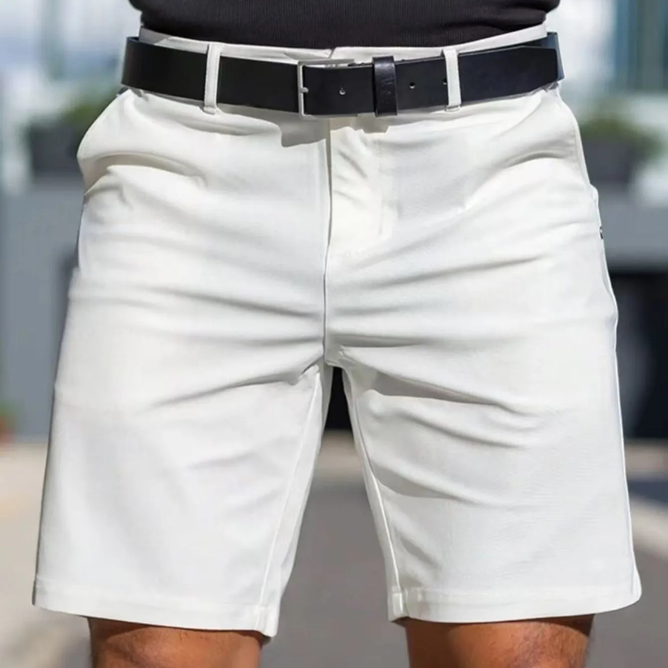 Men's straight-leg fifth pants in a solid colour, made from micro-elastic polyester fabric.