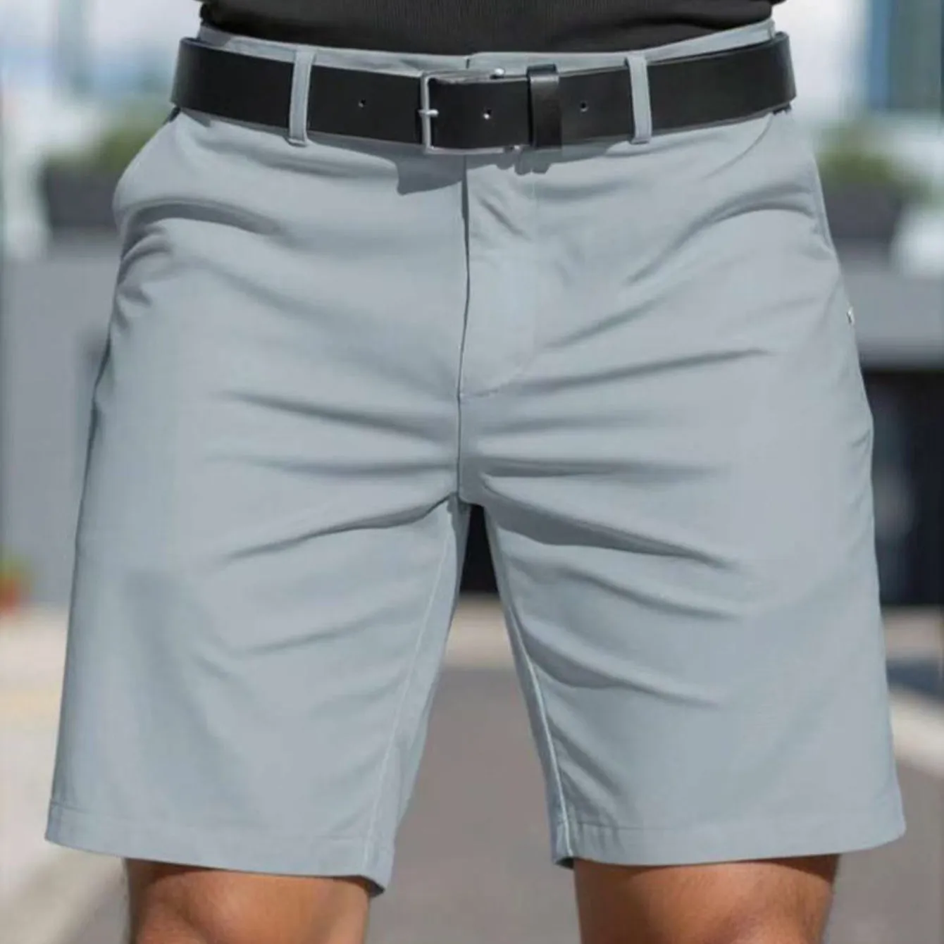 Men's straight-leg fifth pants in a solid colour, made from micro-elastic polyester fabric.