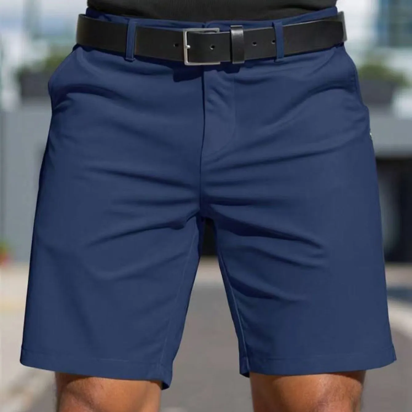 Men's straight-leg fifth pants in a solid colour, made from micro-elastic polyester fabric.