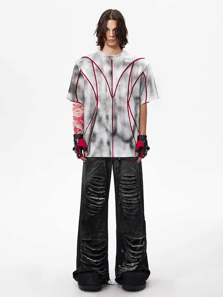 Padded shoulder short sleeve T-shirt with three-dimensional line patchwork design and round neck.