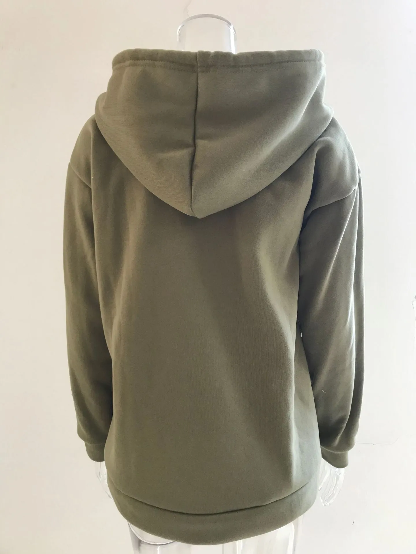 Men's loose fitting casual hooded sweater in black, collarless with long sleeves, straight tube cut