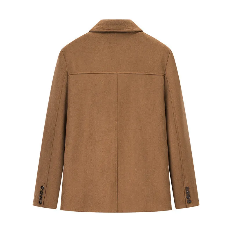 Men's casual suit coat in army green with long sleeves and front pockets, regular fit from front view