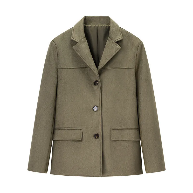 Men's casual suit coat in army green with long sleeves and front pockets, regular fit from front view