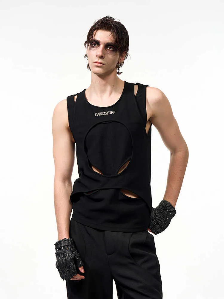 Man wearing a loose-fitting black sleeveless waistcoat with a round neck, made from a lightweight hollow thread fabric.