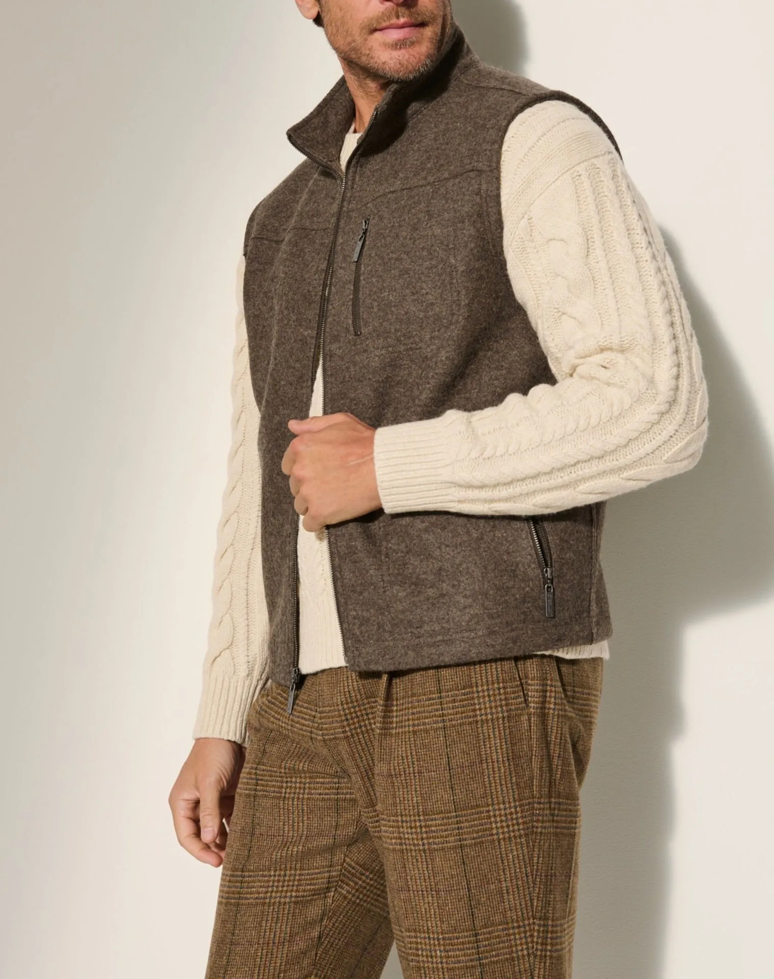 Men's fine autumn and winter blended thermal zipper vest in black, solid colour with zip front
