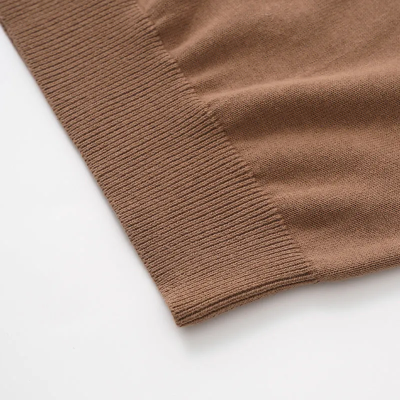 Pure cotton men's short-sleeved T-shirt in slim fit round neck style, available in five colours including black, white, khaki, navy, charcoal gray